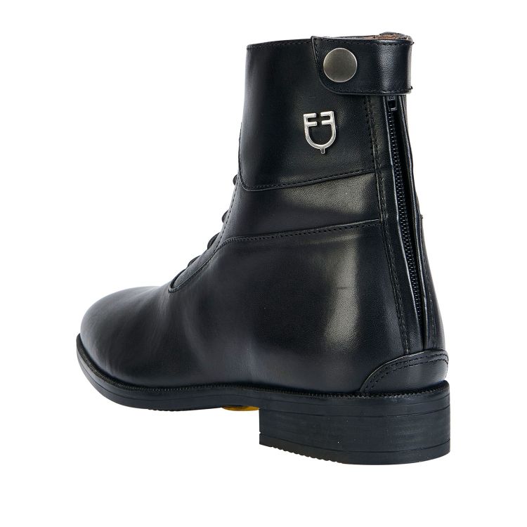 Unisex ankle boots with laces