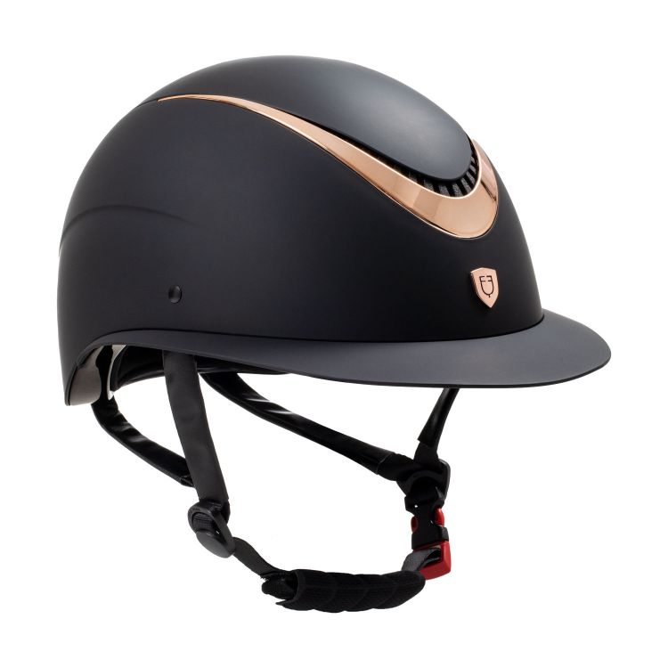 Helmet with shiny frame and wide visor