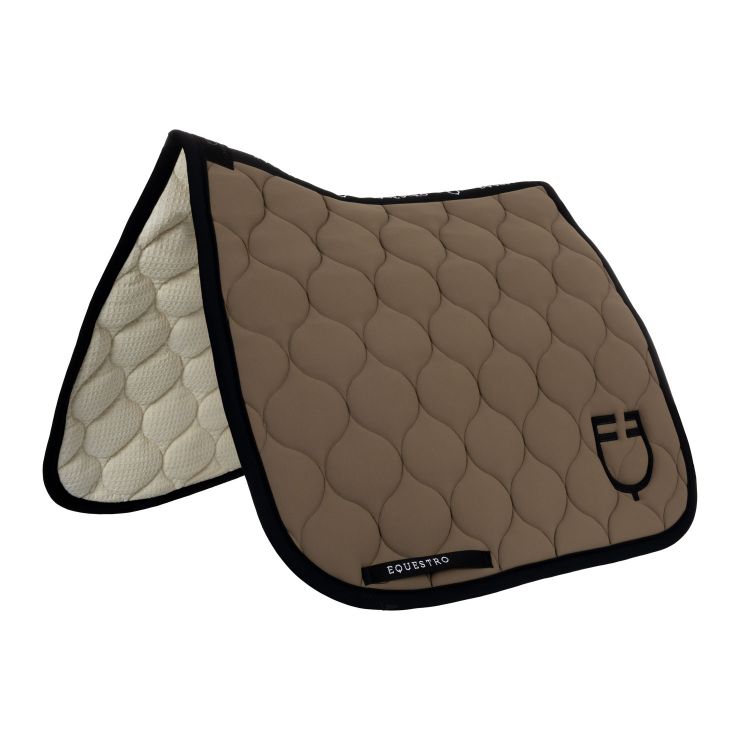 Dressage saddle pad with onion quilting
