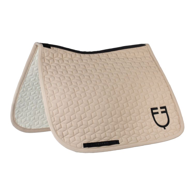 Dressage saddle pad with cube quilting